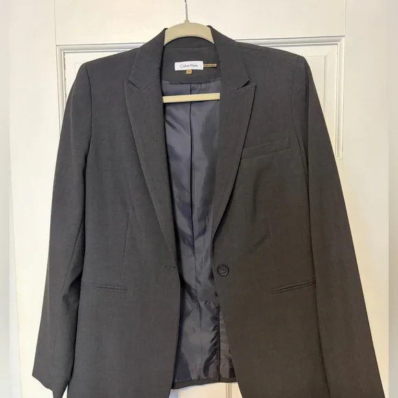 Skirt suit! Calvin Klein skirt and blazer. Like new. Size 6 - Picture 2 of 4